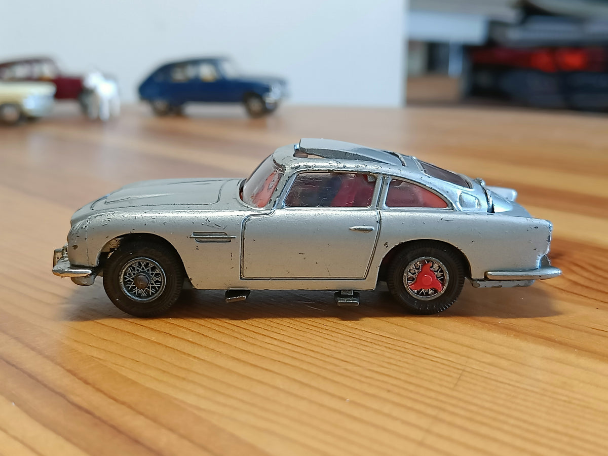 270 James Bond Aston Martin DB5 silver (rare 1976 edition) – Corgi