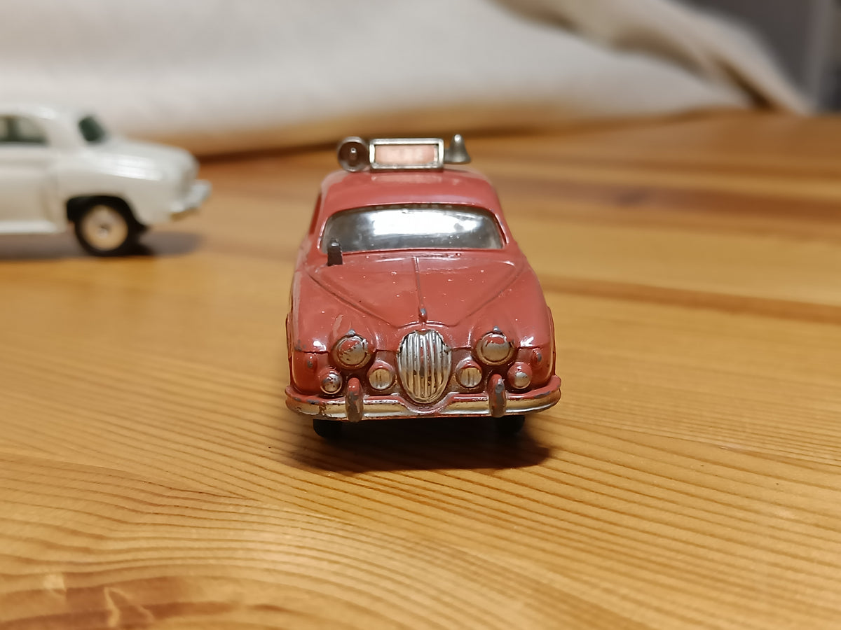 213S Jaguar 2.4 litre Fire Manager's Car (1) – Corgi Toys