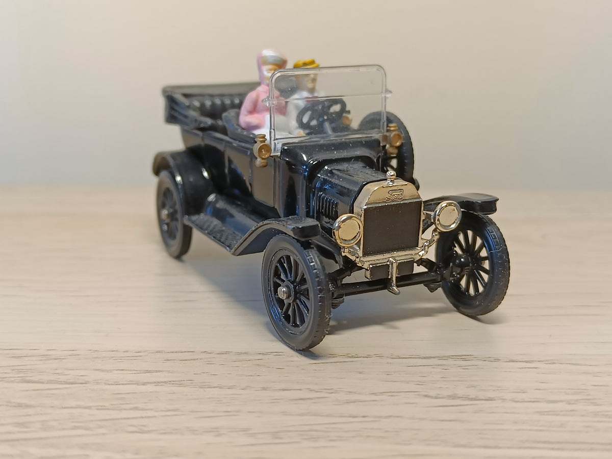 9011 Ford 1915 model T with passengers – Corgi Toys
