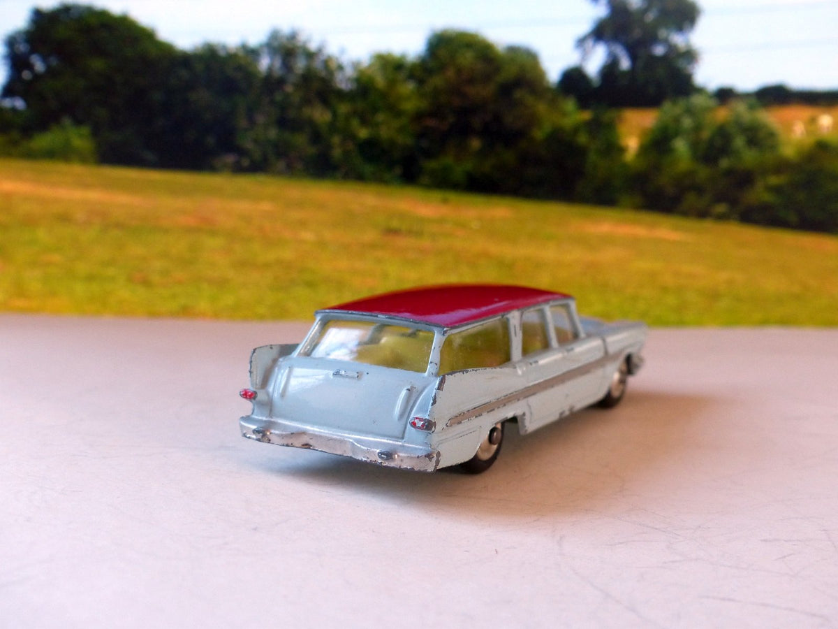 ミニカー CORGI TOYS 219 PLYMOUTH SPORTS SUBURBAN Corgi Toys 219 Plymouth Sports Suburban Station Wagon - QDT