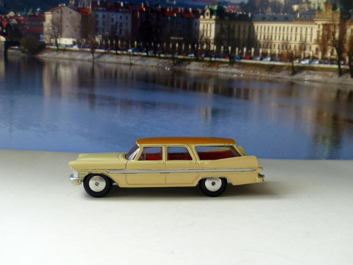 ミニカー CORGI TOYS 219 PLYMOUTH SPORTS SUBURBAN 325726-