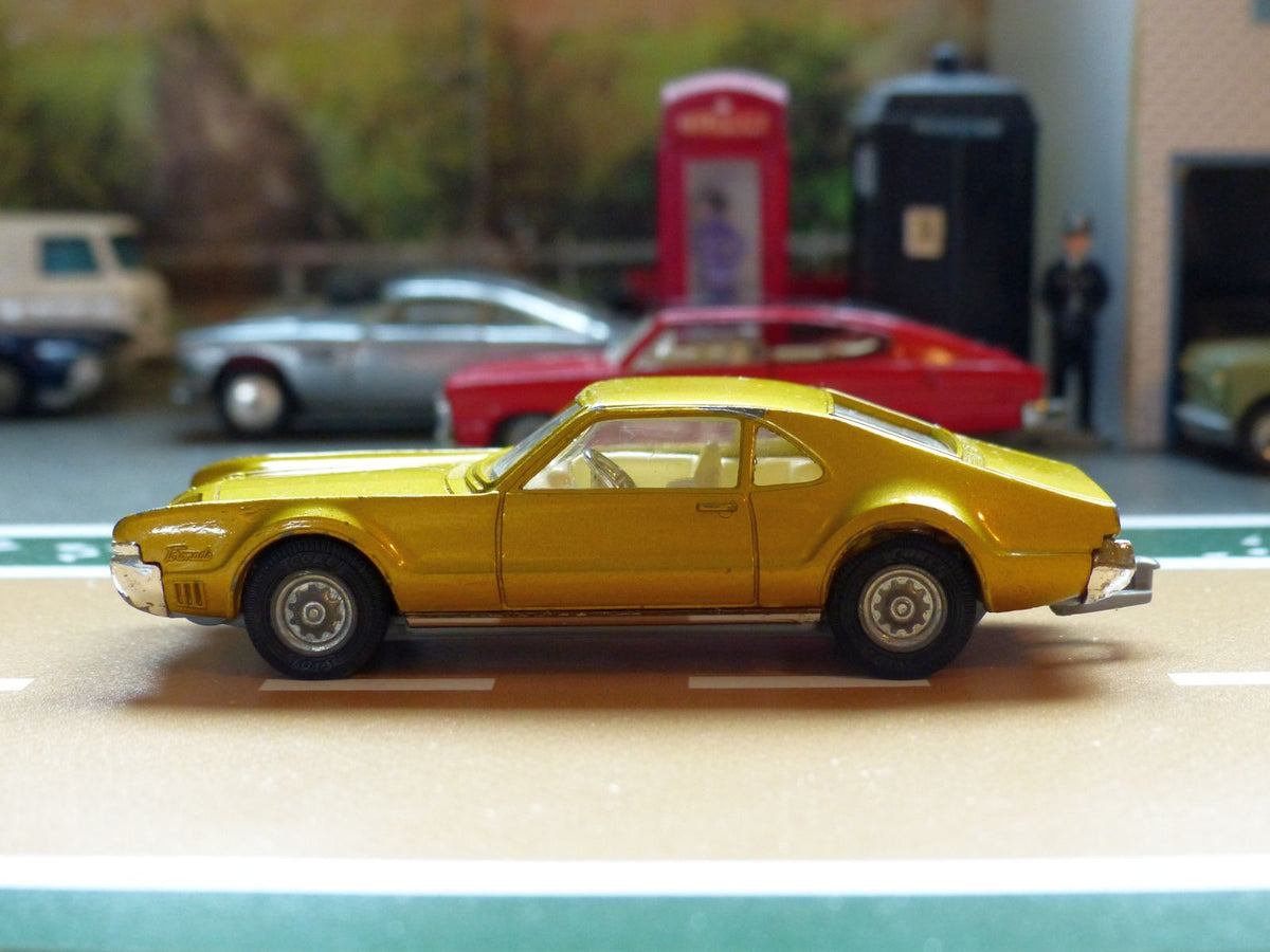 276 Oldsmobile Toronado in amber-gold (2) – Corgi Toys