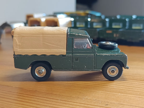 438 Land Rover in deep green 11 with red seats