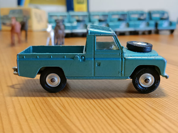 438 Land Rover in turquoise-green with shaped wheels 3