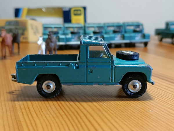 438 Land Rover in turquoise-green with shaped wheels 4