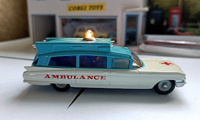 R437 Cadillac Superior Ambulance (Model Club Issue)