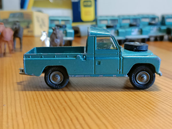 438 Land Rover in turquoise-green with cast wheels 8