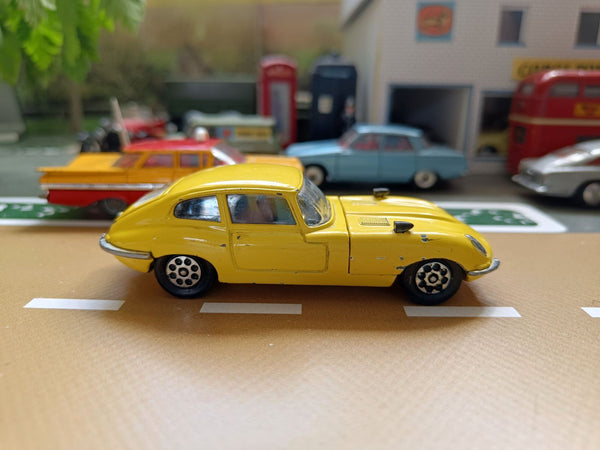 374 Jaguar E Type 4.2 in yellow (1)