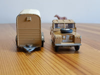 Gift Set 2 Land Rover and Pony Trailer in fawn / cream