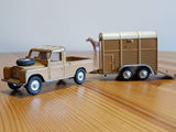Gift Set 2 Land Rover and Pony Trailer in fawn / cream
