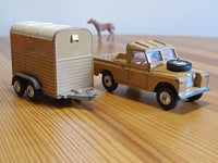 Gift Set 2 Land Rover and Pony trailer in fawn / cream (2)