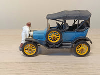 9013 Ford 1915 model T with figure