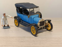 9013 Ford 1915 model T with figure