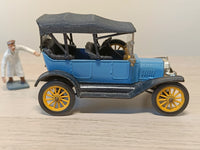 9013 Ford 1915 model T with figure