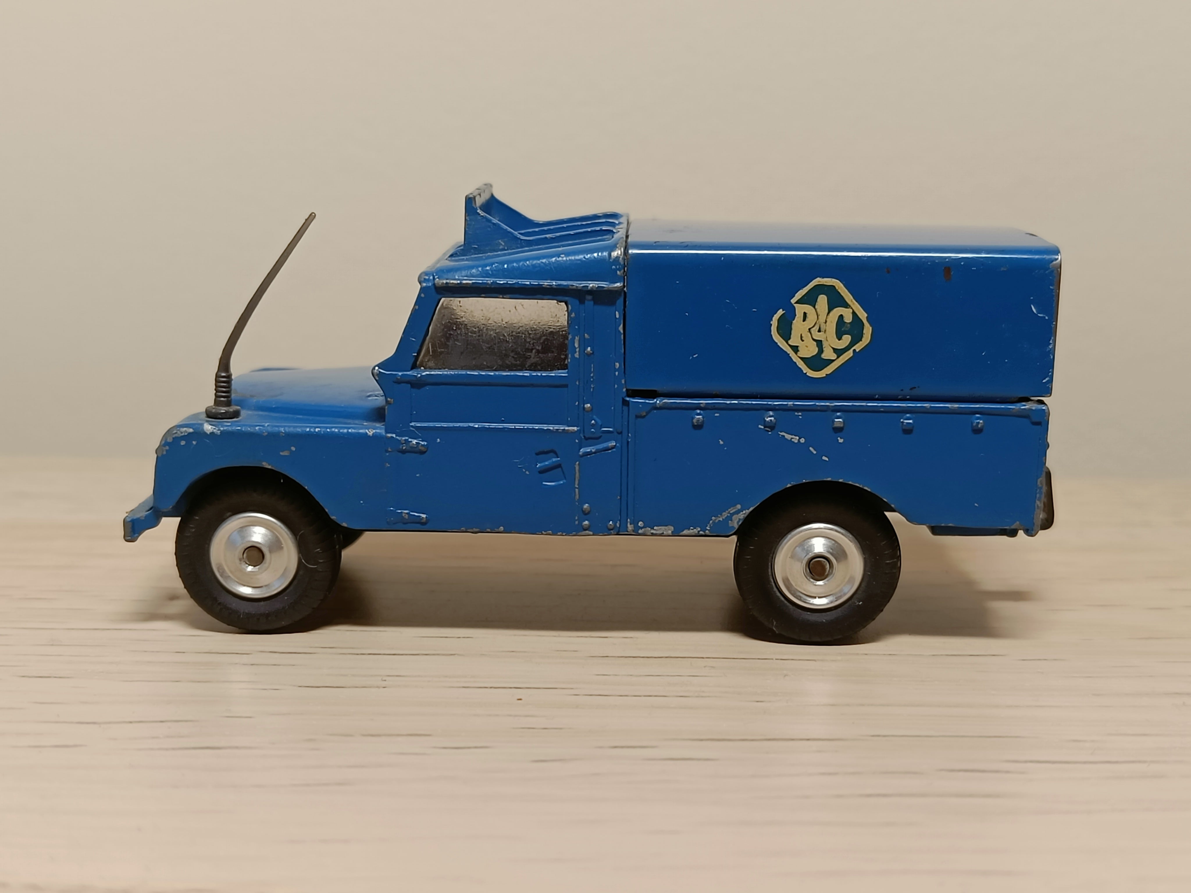 416 RAC Radio Rescue Land Rover 9 – Corgi Toys
