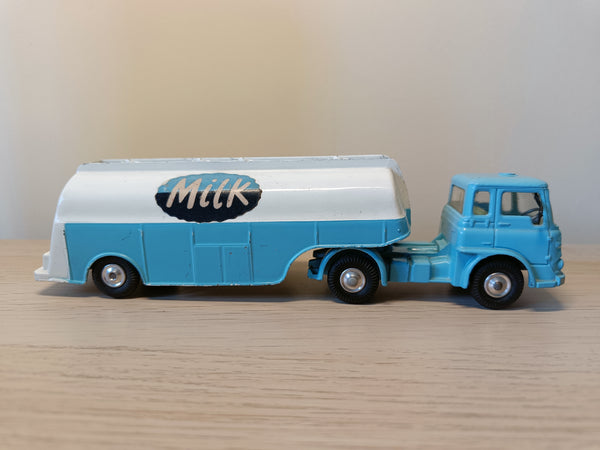 1141 Bedford Milk Tanker