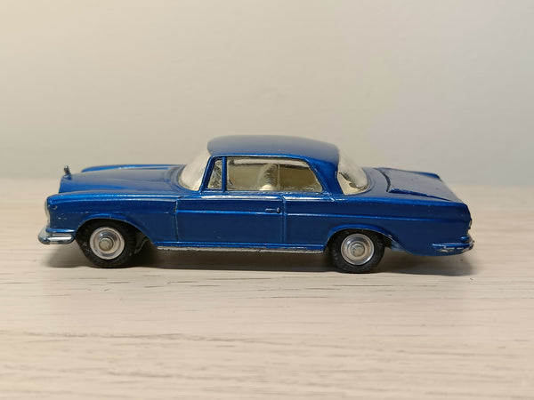 253 Mercedes-Benz 220SE in metallic blue (3)