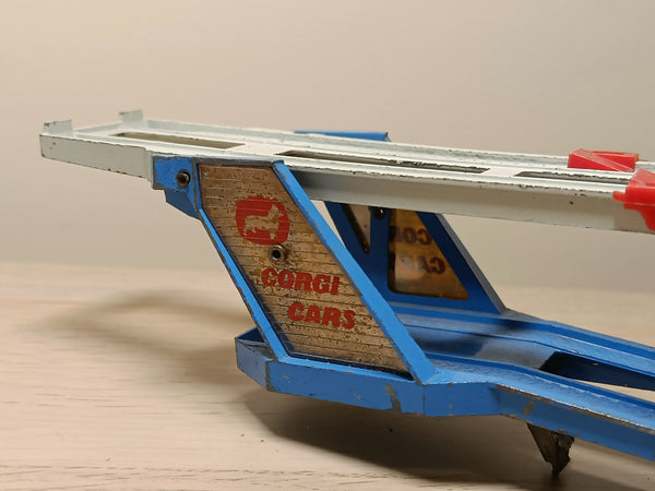 Lot 422 - CORGI MAJOR; a car transporter, Corgi lorry Lot 422 - CORGI MAJOR; a car transporter, Corgi lorry