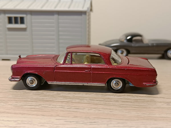253 Mercedes-Benz 220SE in metallic cerise