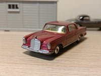 253 Mercedes-Benz 220SE in metallic cerise