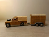 Gift Set 2 Land Rover and Pony Trailer in fawn (1)