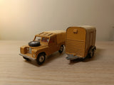Gift Set 2 Land Rover and Pony Trailer in fawn (1)
