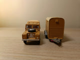 Gift Set 2 Land Rover and Pony Trailer in fawn (1)