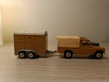 Gift Set 2 Land Rover and Pony Trailer in fawn (1)