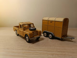 Gift Set 2 Land Rover and Pony Trailer in fawn (2)