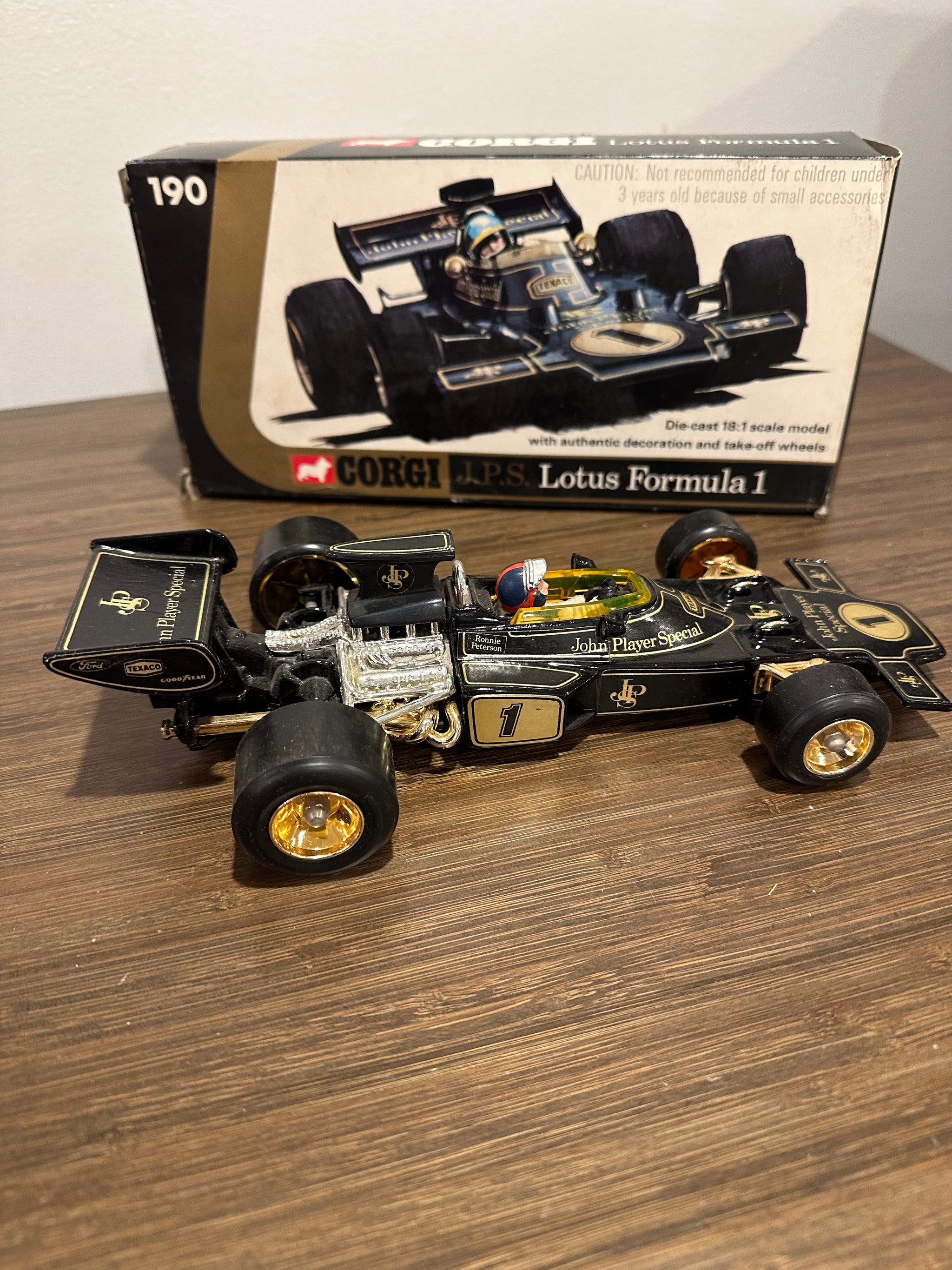 F1 JPS 1/18と1/36 2台セット コーギー社 イギリス製 Corgi 190 JPS Lotus F1 1:18 scale with original box – Corgi Toys