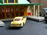 218 Aston Martin DB4 yellow with free spinning wheels