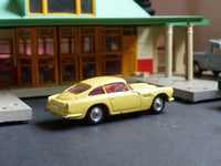 218 Aston Martin DB4 yellow with free spinning wheels