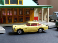 218 Aston Martin DB4 yellow with free spinning wheels