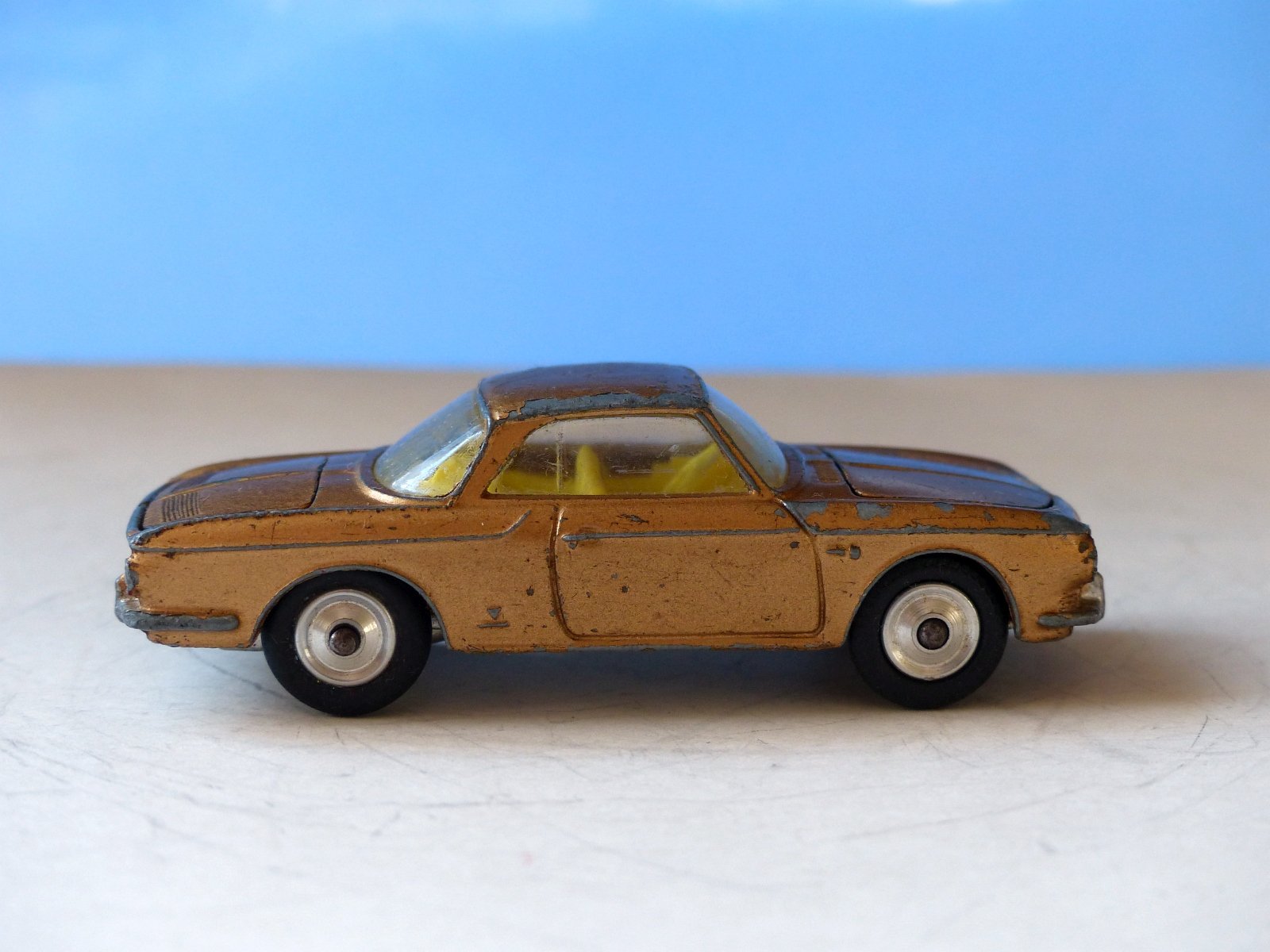 コーギ　CORGI VW1500 KARMANN GHIA ミニカー　レトロ 239 Volkswagen Karmann Ghia 1500 in gold – Corgi Toys