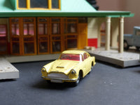 218 Aston Martin DB4 yellow with free spinning wheels