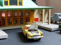 218 Aston Martin DB4 yellow with free spinning wheels