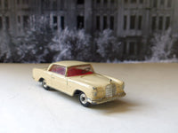 230 Mercedes-Benz 220SE in cream