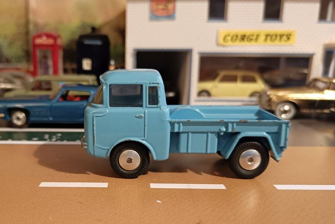 CORGI　コーギー　TOYS　WNIMOG TIPPER No.409 Corgi 409 Mercedes Unimog Dumper, VNM in Original Box | DB
