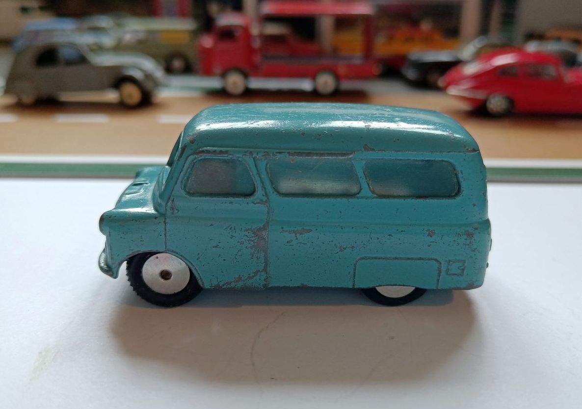 404M Bedford Dormobile in pale turquoise-blue – Corgi Toys