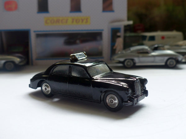 209 Riley Pathfinder Police Car with shaped wheels – Corgi Toys
