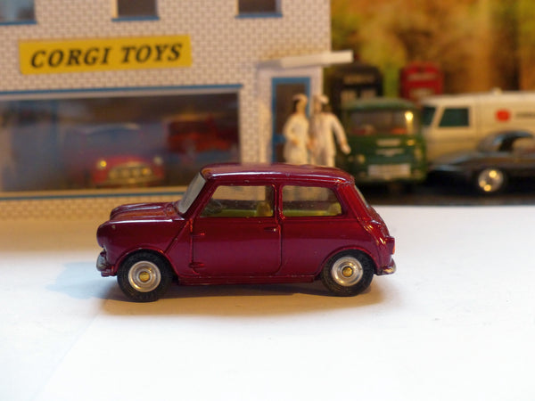 226 Morris Mini-Minor in maroon *rare with shaped wheels*