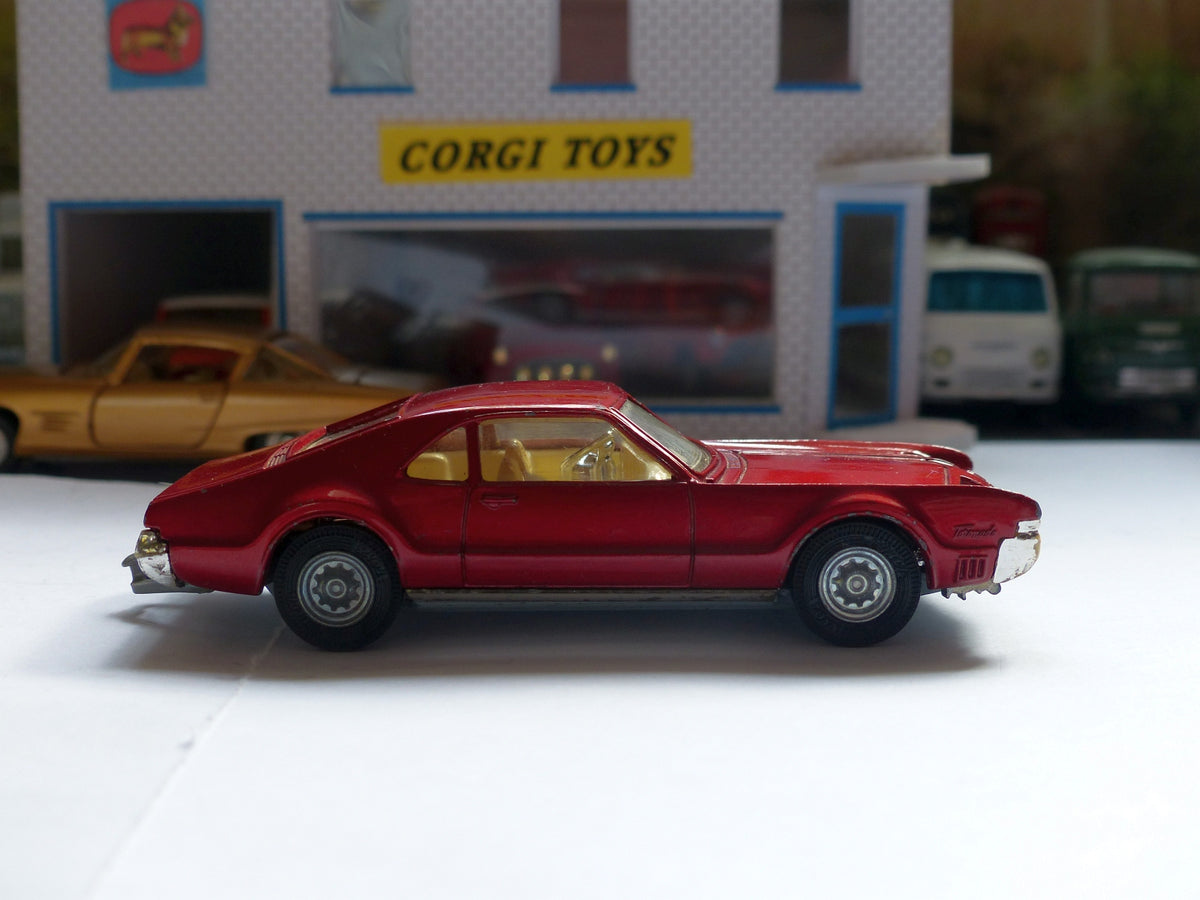 276 Oldsmobile Toronado in metallic red – Corgi Toys