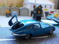 335 Jaguar E Type 2+2 Fastback in metallic blue