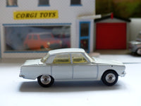 252 Rover 2000 in white with lemon interior