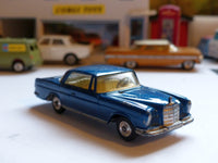 253 Mercedes-Benz 220SE in metallic blue (2)