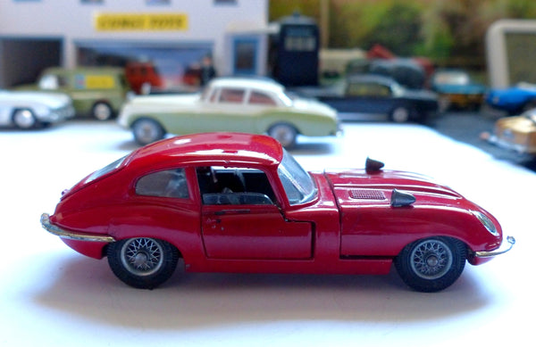 335 Jaguar E Type 2+2 Fastback in red