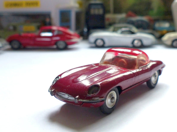 307 Jaguar E type in plum red