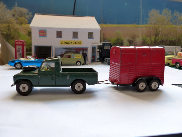 Gift Set 2 Land Rover and Pony Trailer (scarce edition)