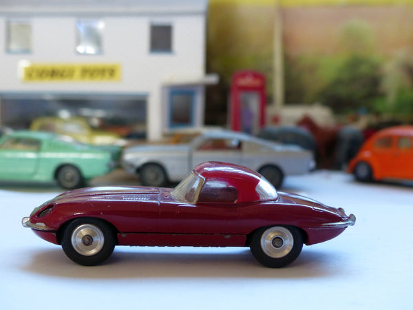 307 Jaguar E type in plum red (1)